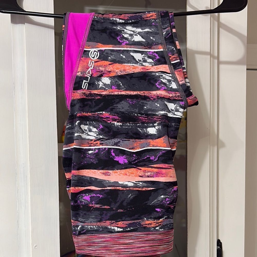 NWT SKINS Multi Colored capri Women's Compression Leggings Size XL